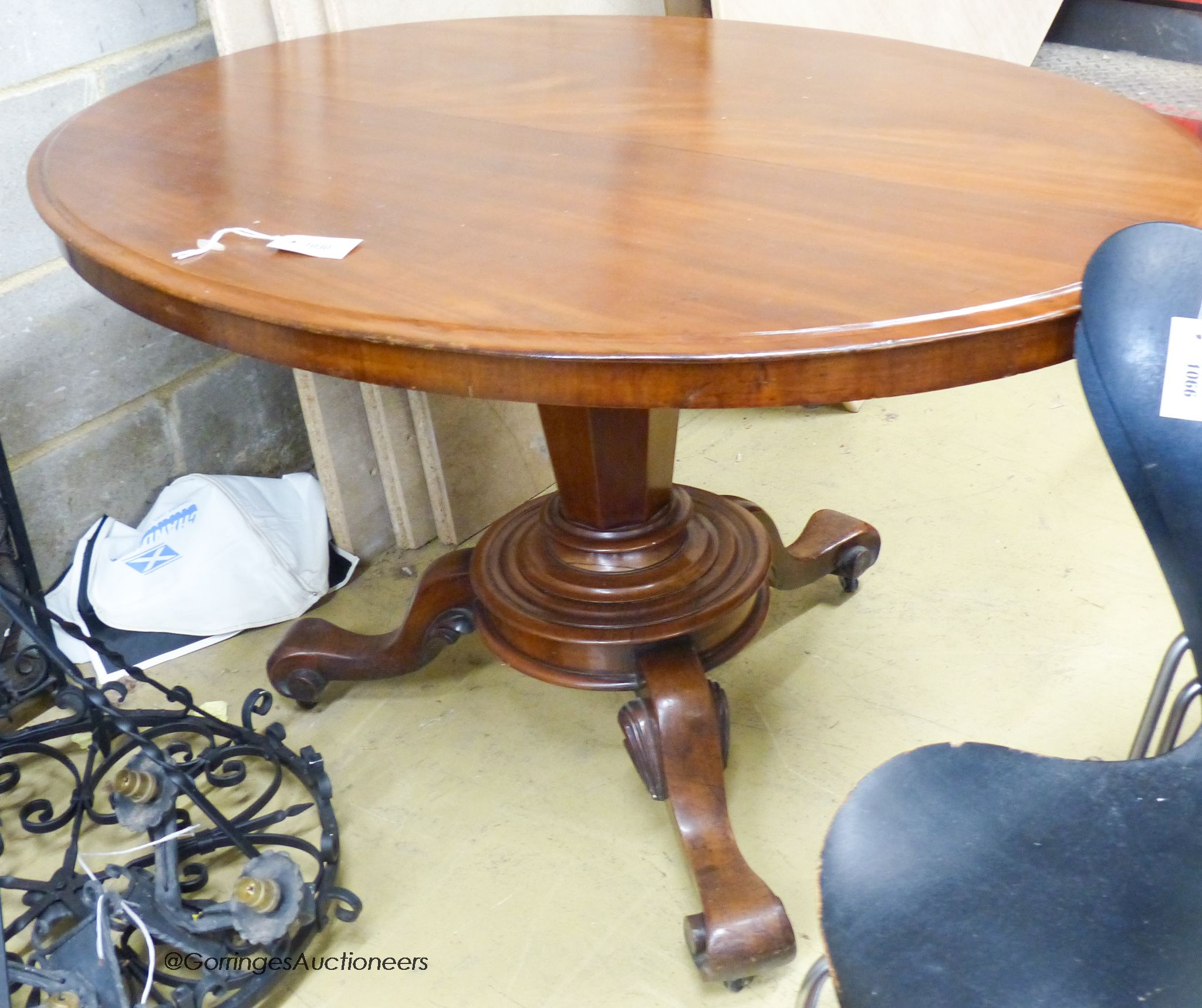 A Victorian mahogany oval centre table, width 120cm, depth 90cm, height 74cm